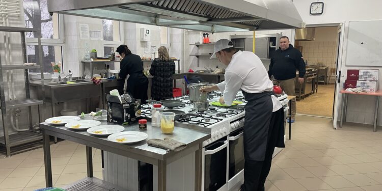 04.12.2024. Sandomierz. Zespół Szkół Gastronomicznych i Hotelarskich w Sandomierzu. Międzyszkolny konkurs kulinarny pn. „Bakalie cudowny składnik potraw świątecznych” / Fot. Grażyna Szlęzak – Radio Kielce