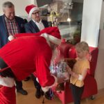 06.12.2024. Sandomierz. Szpital Specjalistyczny w Sandomierzu. Wizyta św. Mikołaja / Fot. Grażyna Szlęzak - Radio Kielce