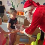 06.12.2024. Sandomierz. Szpital Specjalistyczny w Sandomierzu. Wizyta św. Mikołaja / Fot. Grażyna Szlęzak - Radio Kielce