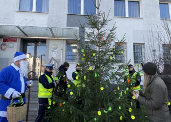 06.12.2024. Końskie. Odblaskowa choinka / Fot. Magdalena Galas-Klusek - Radio Kielce