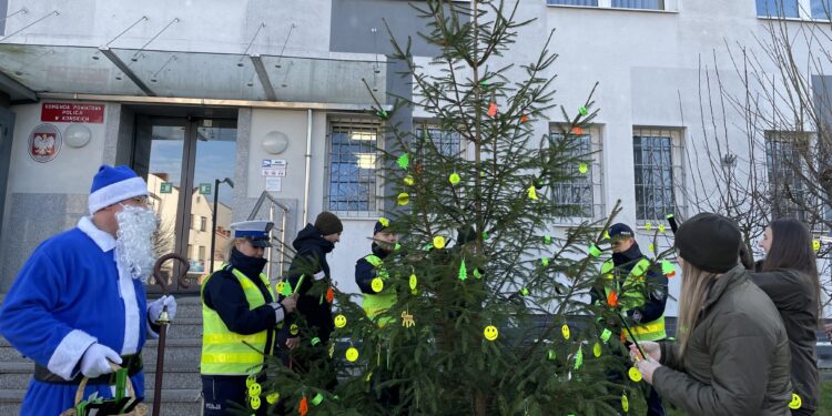 06.12.2024. Końskie. Odblaskowa choinka / Fot. Magdalena Galas-Klusek - Radio Kielce