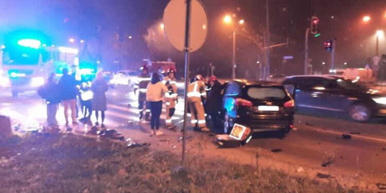 Groźne zderzenie na skrzyżowaniu w Kielcach. Audi wjechało na czerwonym