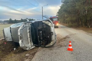 Auto dachowało. Małe dziecko trafiło do szpitala