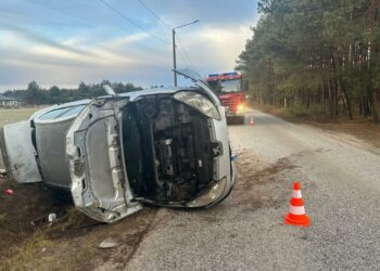 Auto dachowało. Małe dziecko trafiło do szpitala