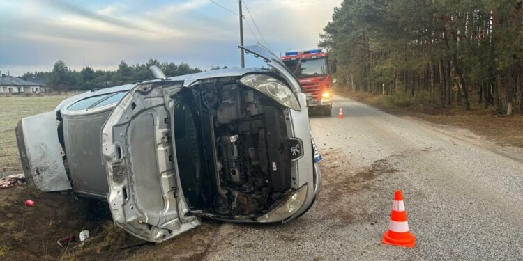 Auto dachowało. Małe dziecko trafiło do szpitala