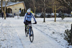 Zimowa rywalizacja biegaczy i kolarzy MTB