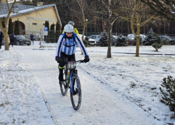 Zimowa rywalizacja biegaczy i kolarzy MTB