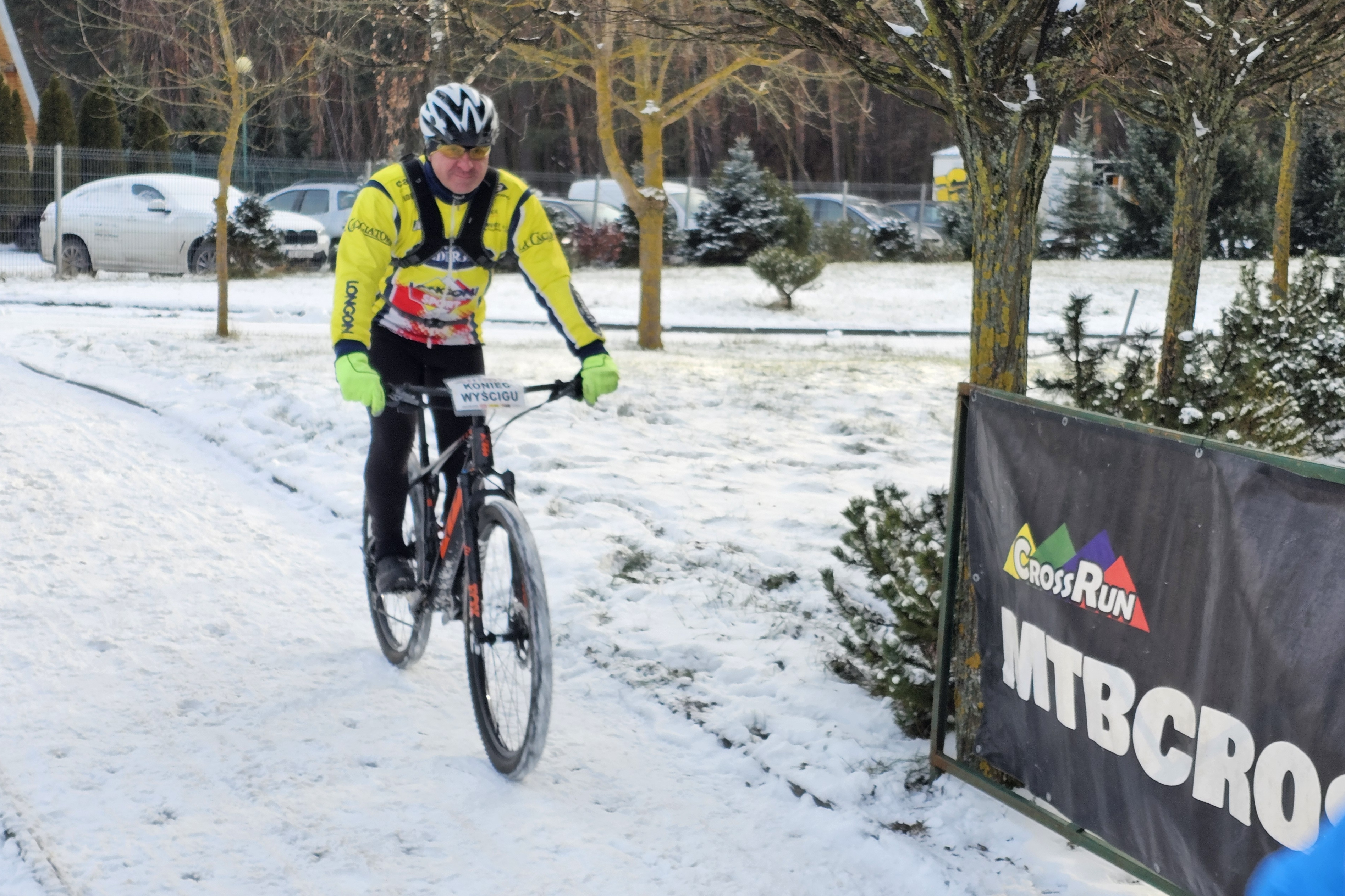 Zimowa rywalizacja biegaczy i kolarzy MTB