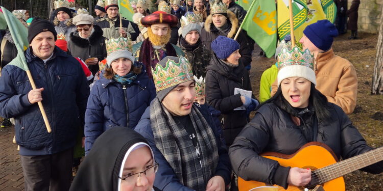 Oddali cześć Świętej Rodzinie, a później kolędowali