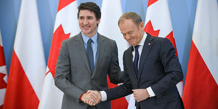 28.01.2025. Warszawa. Premier Donald Tusk (P) i premier Kanady Justin Trudeau (L) podczas spotkania w KPRM w Warszawie / Fot. PAP/Marcin Obara