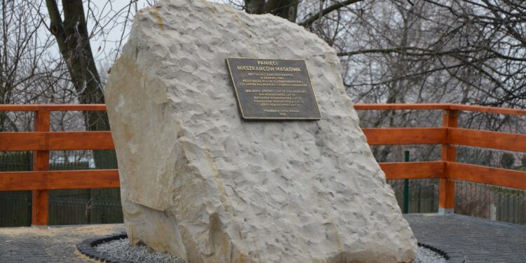 16.01.2025 Masłów Drugi. Pomnik upamiętniający ofiary zbrodni hitlerowskich Niemiec, pomordowane przez Kałmucki Korpus Kawalerii w czasie II wojny światowej / Fot. Facebook Gmina Masłów