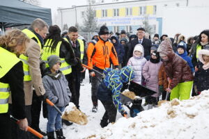 11.01.2025. Micigózd. Rozpoczęcie budowy hali sportowej przy Zespole Oświatowych Placówek Integracyjnych w Micigoździe / Fot. Wiktor Taszłow - Radio Kielce