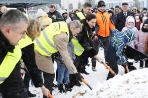 Symboliczne wbicie łopaty otwiera nowy rozdział dla szkoły w Micigoździe