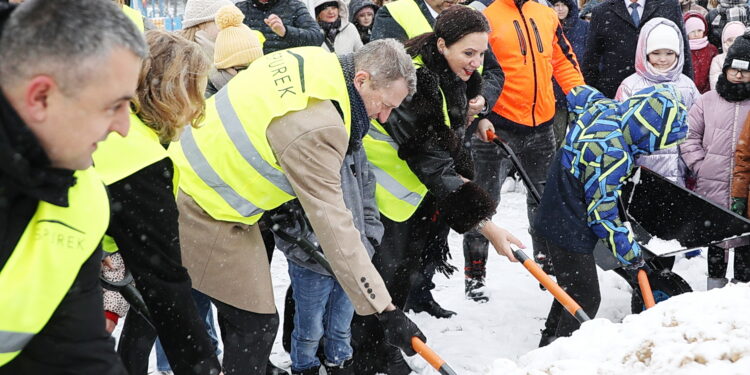 Symboliczne wbicie łopaty otwiera nowy rozdział dla szkoły w Micigoździe