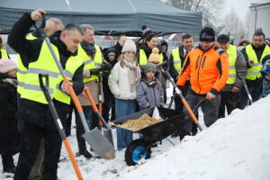 11.01.2025. Micigózd. Rozpoczęcie budowy hali sportowej przy Zespole Oświatowych Placówek Integracyjnych w Micigoździe / Fot. Wiktor Taszłow - Radio Kielce