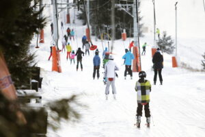 05.12.2025. Krajno. Otwarcie stoku narciarskiego / Fot. Wiktor Taszłow - Radio Kielce