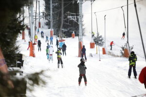 05.12.2025. Krajno. Otwarcie stoku narciarskiego / Fot. Wiktor Taszłow - Radio Kielce