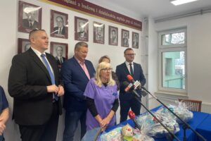 Szpital Specjalistyczny w Sandomierzu. Prezenty dla noworodków, które przyszły na świat 30, 31 grudnia i w Nowy Rok / Fot. Grażyna Szlęzak – Radio Kielce