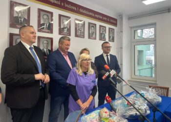 Szpital Specjalistyczny w Sandomierzu. Prezenty dla noworodków, które przyszły na świat 30, 31 grudnia i w Nowy Rok / Fot. Grażyna Szlęzak – Radio Kielce