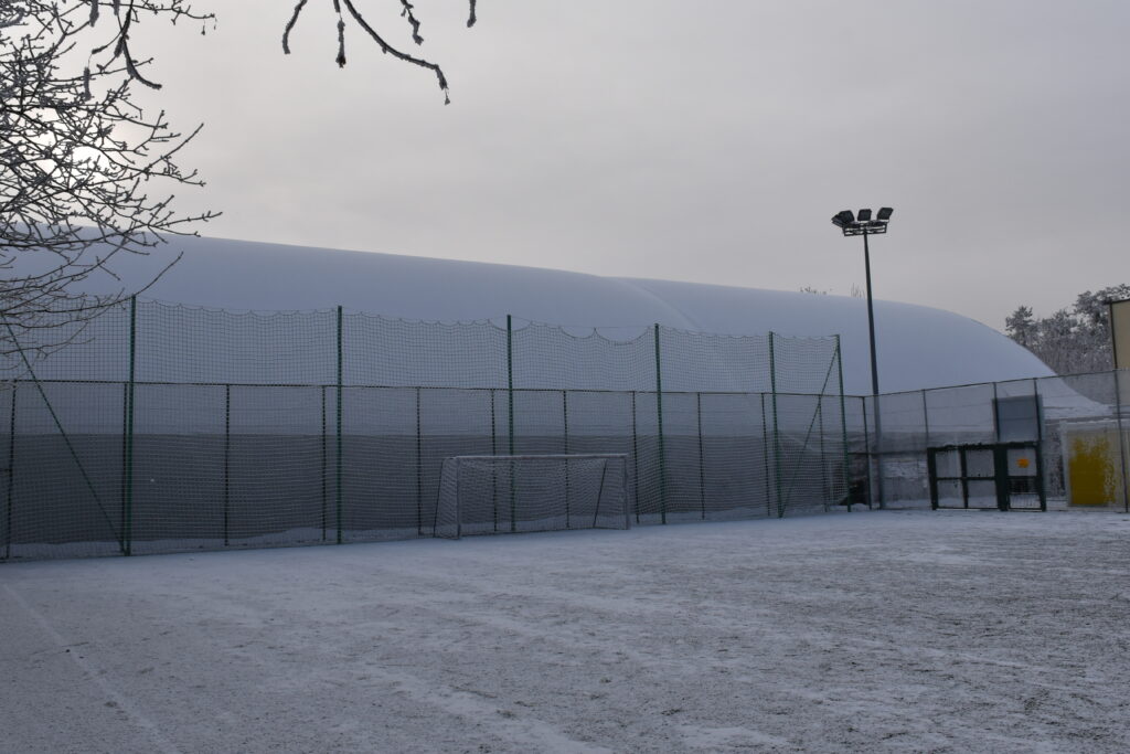 04.01.2025. Sandomierz. Zadaszone boisko przy SP nr 1. / Fot. Grażyna Szlęzak - Radio Kielce