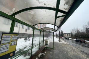 Mokry śnieg złamał dachy na przystankach autobusowych - Radio Kielce