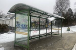 Mokry śnieg złamał dachy na przystankach autobusowych - Radio Kielce