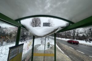 Mokry śnieg złamał dachy na przystankach autobusowych - Radio Kielce