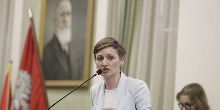 22.01.2025. Kielce. Nadzwyczajna sesja rady miasta. Na zdjęciu: Agata Wojda - prezydentka Kielc / Fot. Jarosław Kubalski - Radio Kielce