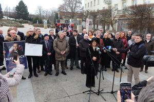 28.01.2025. Kielce. Plac Artystów. Świętokrzyscy działacze PiS zainaugurowali zbiórkę podpisów poparcia dla Karola Nawrockiego, kandydata na urząd prezydenta RP / Fot. Jarosław Kubalski – Radio Kielce