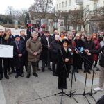 28.01.2025. Kielce. Plac Artystów. Świętokrzyscy działacze PiS zainaugurowali zbiórkę podpisów poparcia dla Karola Nawrockiego, kandydata na urząd prezydenta RP / Fot. Jarosław Kubalski – Radio Kielce