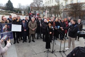 28.01.2025. Kielce. Plac Artystów. Świętokrzyscy działacze PiS zainaugurowali zbiórkę podpisów poparcia dla Karola Nawrockiego, kandydata na urząd prezydenta RP / Fot. Jarosław Kubalski – Radio Kielce