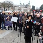 28.01.2025. Kielce. Plac Artystów. Świętokrzyscy działacze PiS zainaugurowali zbiórkę podpisów poparcia dla Karola Nawrockiego, kandydata na urząd prezydenta RP / Fot. Jarosław Kubalski – Radio Kielce