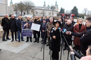 28.01.2025. Kielce. Plac Artystów. Świętokrzyscy działacze PiS zainaugurowali zbiórkę podpisów poparcia dla Karola Nawrockiego, kandydata na urząd prezydenta RP / Fot. Jarosław Kubalski – Radio Kielce