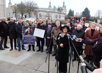 28.01.2025. Kielce. Plac Artystów. Świętokrzyscy działacze PiS zainaugurowali zbiórkę podpisów poparcia dla Karola Nawrockiego, kandydata na urząd prezydenta RP / Fot. Jarosław Kubalski – Radio Kielce