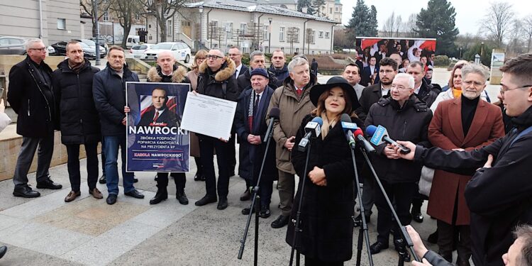 28.01.2025. Kielce. Plac Artystów. Świętokrzyscy działacze PiS zainaugurowali zbiórkę podpisów poparcia dla Karola Nawrockiego, kandydata na urząd prezydenta RP / Fot. Jarosław Kubalski – Radio Kielce