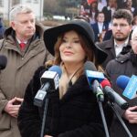 28.01.2025. Kielce. Plac Artystów. Świętokrzyscy działacze PiS zainaugurowali zbiórkę podpisów poparcia dla Karola Nawrockiego, kandydata na urząd prezydenta RP / Fot. Jarosław Kubalski – Radio Kielce