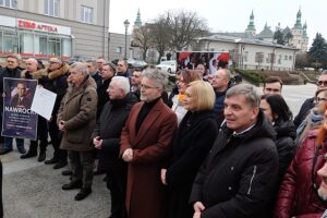 28.01.2025. Kielce. Plac Artystów. Świętokrzyscy działacze PiS zainaugurowali zbiórkę podpisów poparcia dla Karola Nawrockiego, kandydata na urząd prezydenta RP / Fot. Jarosław Kubalski – Radio Kielce