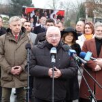 28.01.2025. Kielce. Plac Artystów. Świętokrzyscy działacze PiS zainaugurowali zbiórkę podpisów poparcia dla Karola Nawrockiego, kandydata na urząd prezydenta RP / Fot. Jarosław Kubalski – Radio Kielce