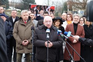 28.01.2025. Kielce. Plac Artystów. Świętokrzyscy działacze PiS zainaugurowali zbiórkę podpisów poparcia dla Karola Nawrockiego, kandydata na urząd prezydenta RP / Fot. Jarosław Kubalski – Radio Kielce