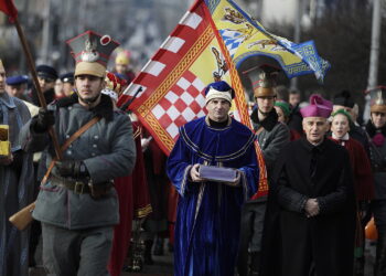 Biskup zaznacza, że to inny orszak niż trzynaście lat temu