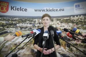 17.01.2025. Kielce. Konferencja prasowa w sprawie Korony Kielce. Na zdjęciu (przemawia): Agata Wojda - prezydent Kielc / Fot. Jarosław Kubalski - Radio Kielce