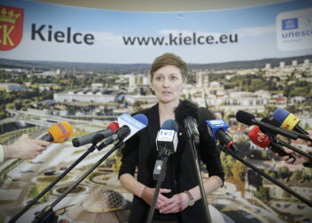 17.01.2025. Kielce. Konferencja prasowa w sprawie Korony Kielce. Na zdjęciu (przemawia): Agata Wojda - prezydent Kielc / Fot. Jarosław Kubalski - Radio Kielce