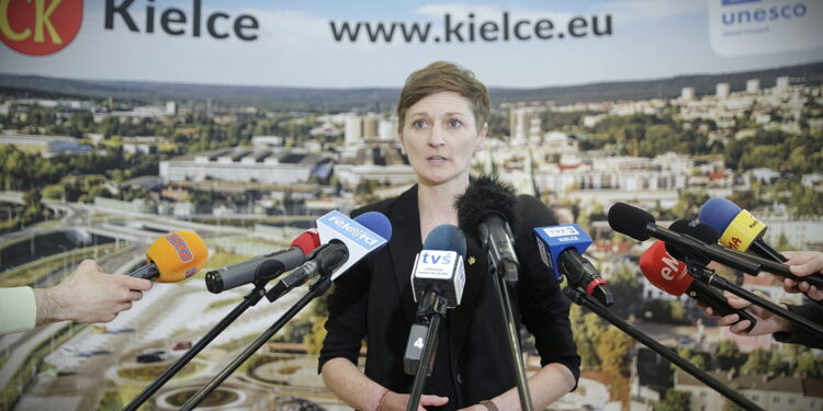 17.01.2025. Kielce. Konferencja prasowa w sprawie Korony Kielce. Na zdjęciu (przemawia): Agata Wojda - prezydent Kielc / Fot. Jarosław Kubalski - Radio Kielce