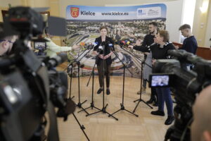 17.01.2025. Kielce. Konferencja prasowa w sprawie Korony Kielce. Na zdjęciu (przemawia): Agata Wojda - prezydent Kielc / Fot. Jarosław Kubalski - Radio Kielce