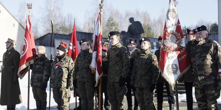 18.01.2025 Masłów Drugi. Uroczystości przed pomnikiem upamiętniającym ofiary zbrodni Hitlerowskich Niemiec pomordowane przez Kałmucki Korpus Kawalerii w czasie II wojny światowej/ Fot. Jarosław Kubalski - Radio Kielce