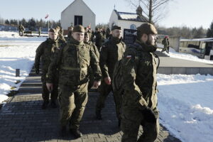 Idą, aby upamiętnić powstańczy trud - Radio Kielce