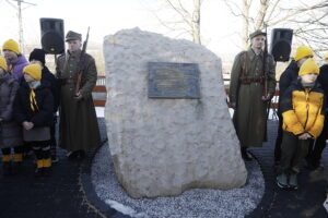 Masłów Drugi. Uroczystości pod pomnikiem upamiętniającym ofiary zbrodni Kałmuckiego Korpusu Kawalerii - Radio Kielce