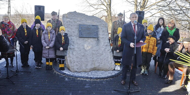 18.01.2025 Masłów Drugi. Uroczystości przed pomnikiem upamiętniającym ofiary zbrodni Hitlerowskich Niemiec pomordowane przez Kałmucki Korpus Kawalerii w czasie II wojny światowej/ Fot. Jarosław Kubalski - Radio Kielce