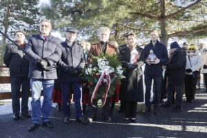 Masłów Drugi. Uroczystości pod pomnikiem upamiętniającym ofiary zbrodni Kałmuckiego Korpusu Kawalerii - Radio Kielce