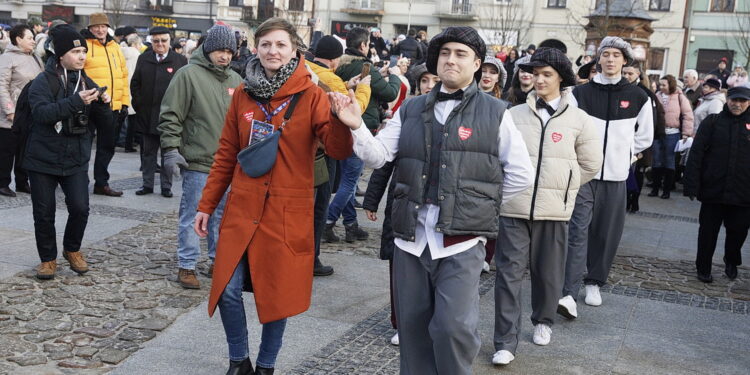 26.01.2025 Kielce. 33. Finał Wielkiej Orkiestry Świątecznej Pomocy.  WOŚP. Polonez na Rynku / Fot. Jarosław Kubalski - Radio Kielce